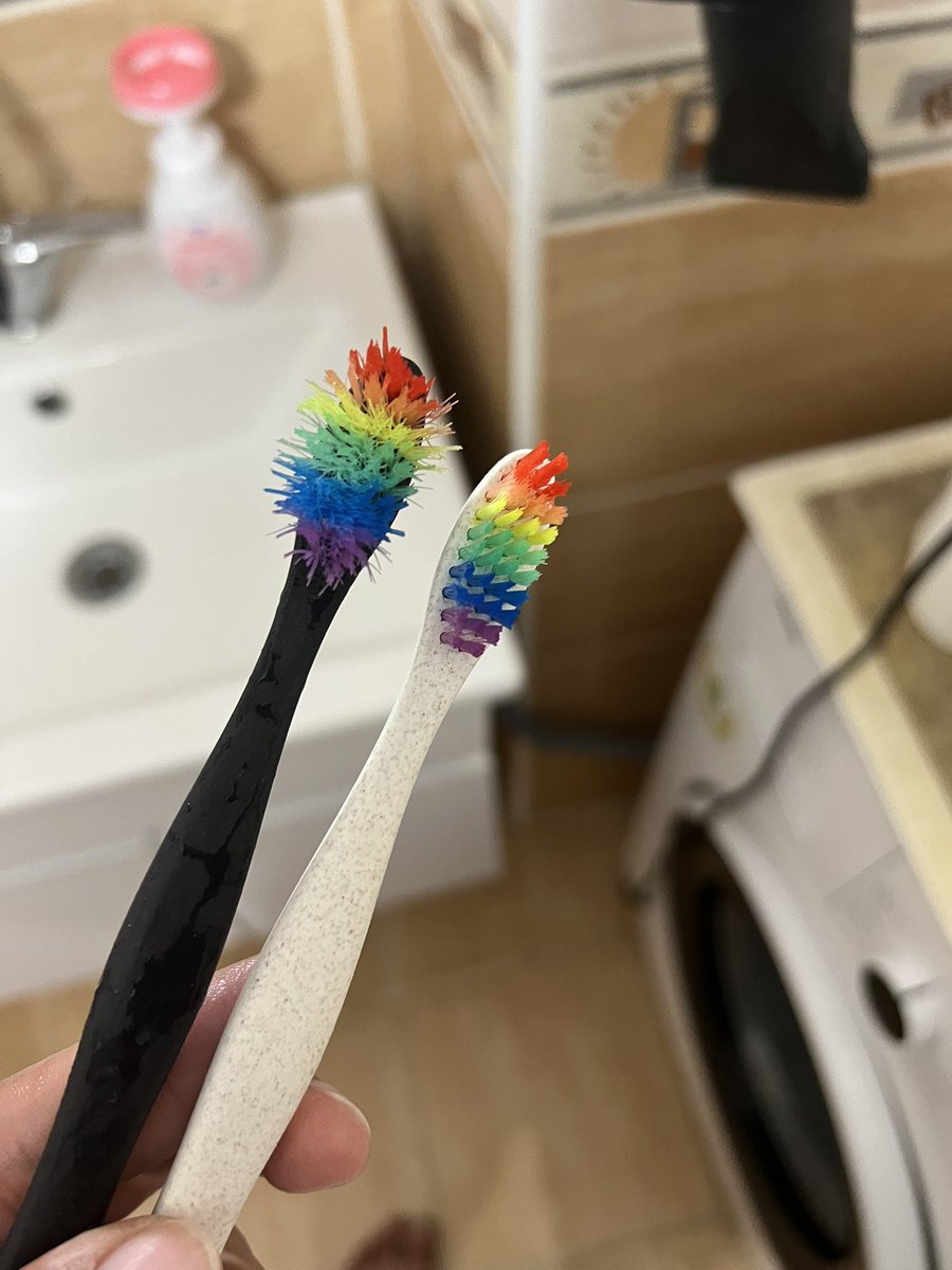 Sağda ki benim diş fırçam
Sağda ki hanımın diş fırçası

Ben mi yanlış fırçalıyorum o mu doğru fırçalıyor