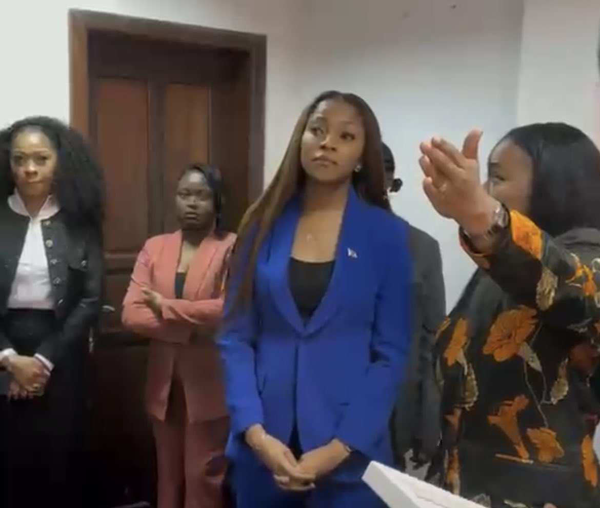 #RDC: 🚨🚨🚨les premières images de la cérémonie de remise-reprise entre les ministres de la jeunesse entrant et sortant <a href="/GraceKutino/">Grace Emie Kutino</a>  et <a href="/Ayeganagato_N1/">Noella Ayeganagato Nakwipone</a> .
Un passage de témoin entre les deux femmes dans un climat de sérénité. 
La jeunesse attend la nouvelle ministre à l’œuvre.