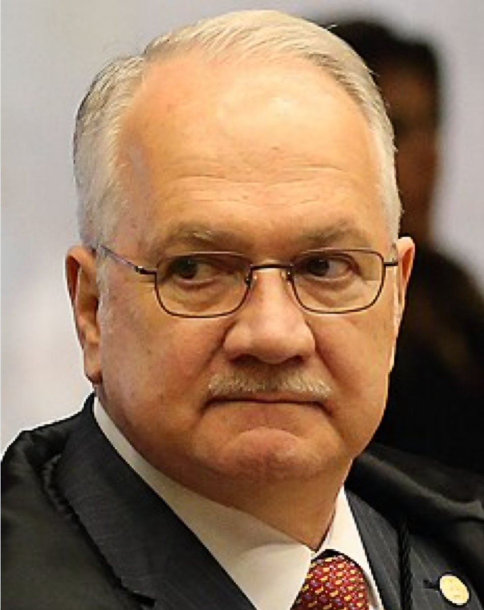 Tumultobracervo's tweet photo. Edson Fachin assume hoje a presidência do STF, no lugar de Luis Roberto Barroso.  Alexandre de Moraes será o vice-presidente.

Vai mudar alguma coisa? https://t.co/Iukphxllgc