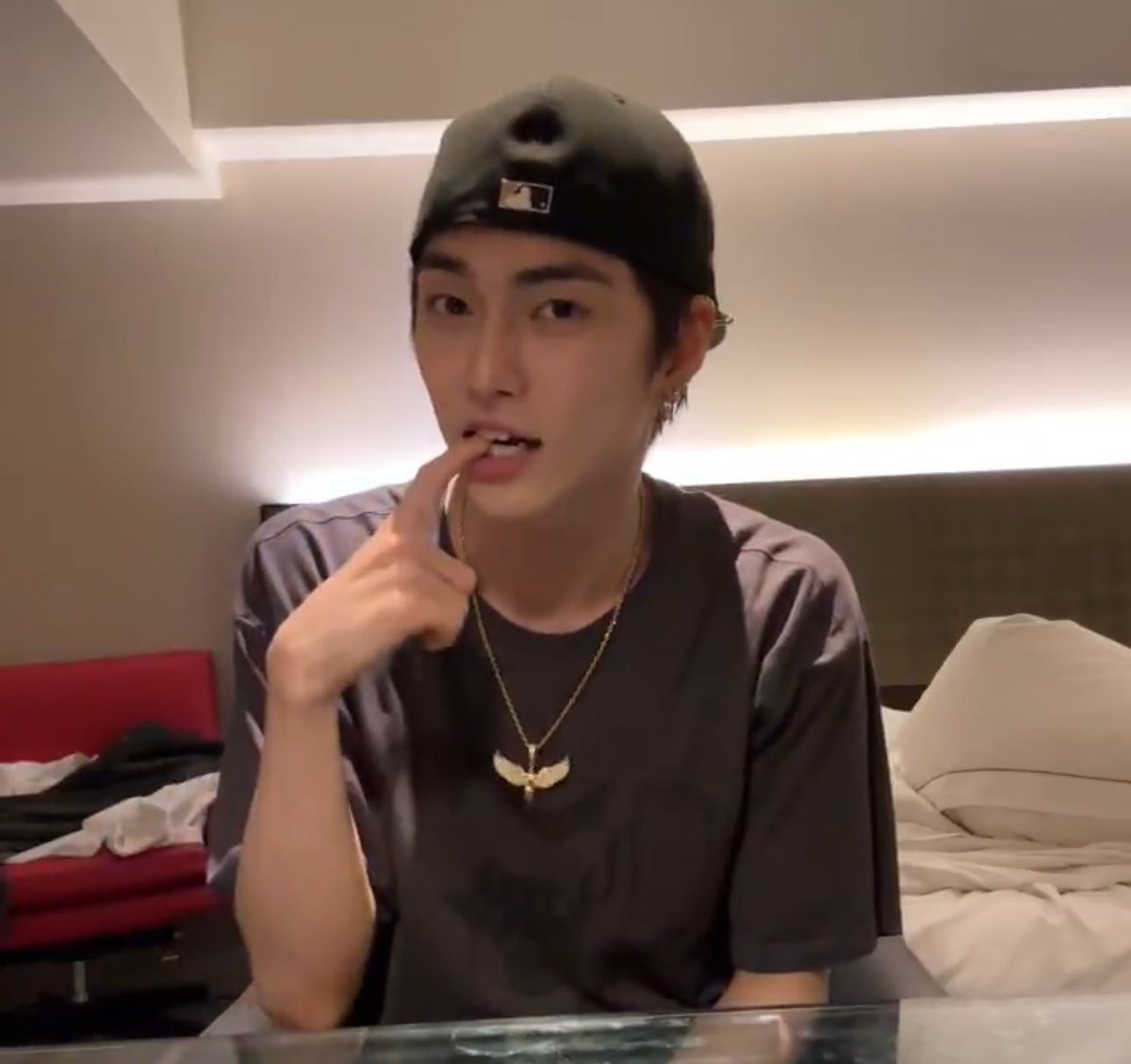 dear hong seunghan
i would listen to your music
but you like boys :/