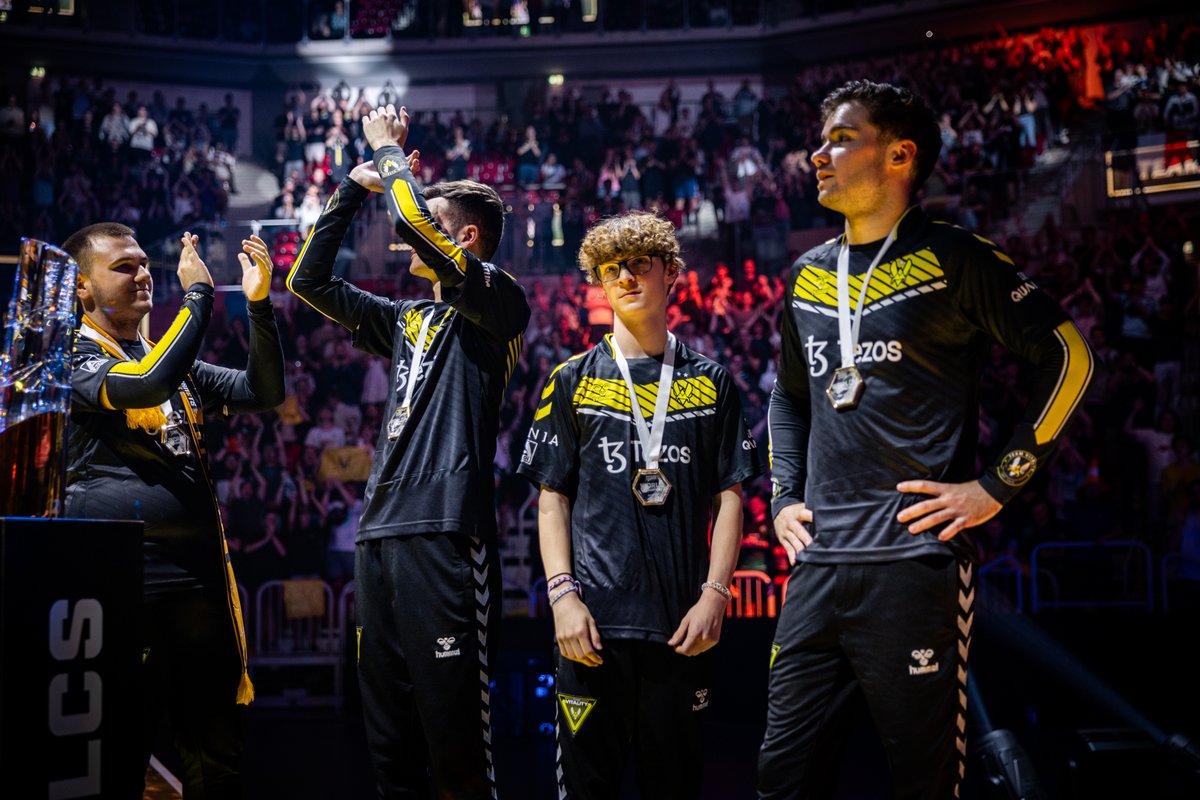 RocketBaguette's tweet photo. 🏆🐝 Il y a 2 ANS jour pour jour...
@TeamVitality remportait les Championnats du Monde #RLCS 2022-23 !

C'est quoi votre plus beau souvenir de cette saison ? 😍