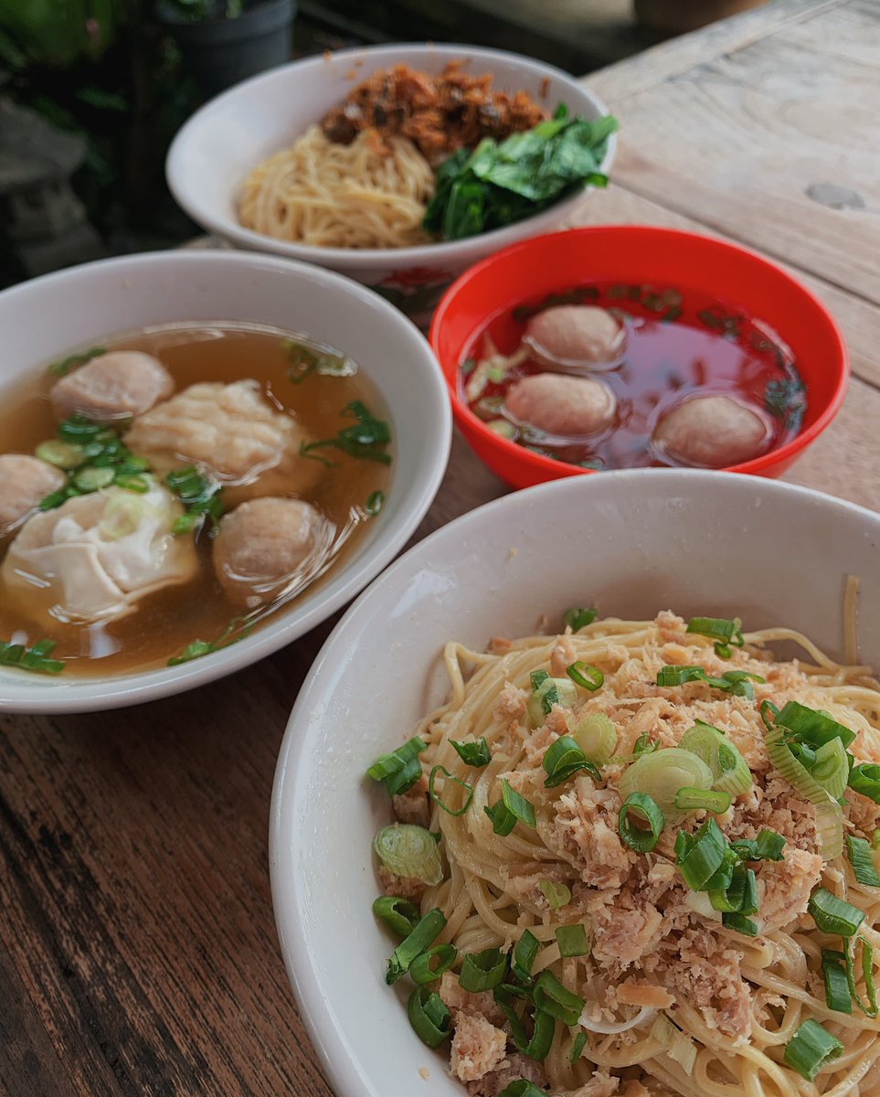 rickeykio's tweet photo. Tempat yamin, per-mie-an, dan per-baso-an legend di Bandung 🍜✨ Wale / Warung Lela
Pertama kali tau pas awal kuliah, kebetulan kosan dulu ga terlalu jauh dari sini. Kemarin sore tiba-tiba pengen mampir lagi https://t.co/CXFnHtomys