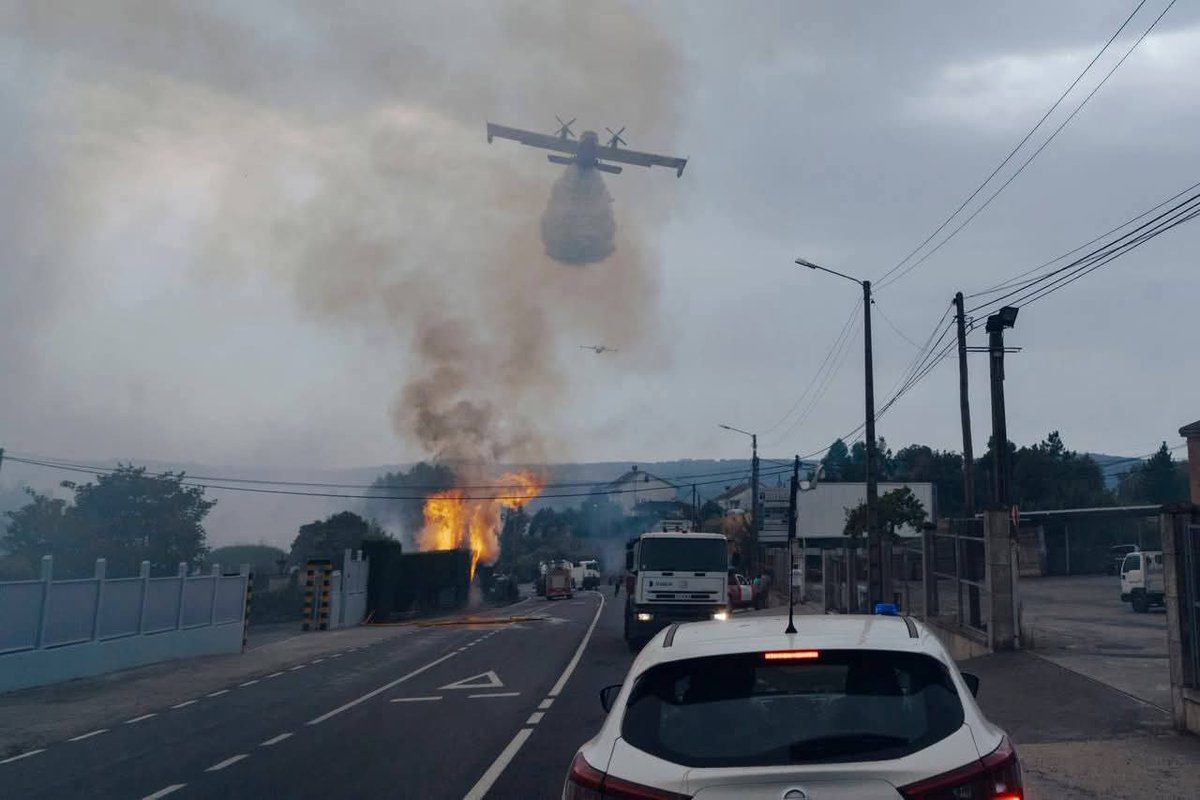 Os nosos compañeiros de <a href="/OurenseConcello/">Concello de Ourense</a> colaboraron cos servizos de extinción de incendios, co apoio do camión de saneamento para garantir a subministración de auga e facilitar o traballo das brigadas. 👏