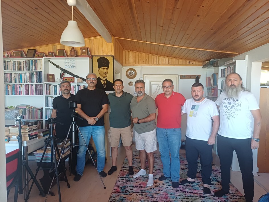 Emekli astsubay Oktay Yıldırım, Süleymancıların kışkırtmasıyla linç girişimine uğradığını iddia etti, 'Kubilay' ilan edildi

ÖZEL RÖPORTAJ | Dutluca muhtarı:

💬Hayır yemeği verildiğinden köy meydanı masalarla kapanmıştı. Diğer yolu kullanmasını istedik.

💬Sinirli şekilde“Bu