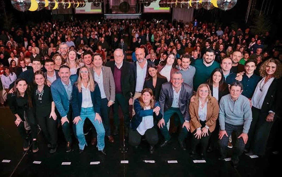 “Llevar las necesidades de la gente, del territorio a la Legislatura porque las conozco, las vivo”. Felicitaciones Maxi Suescun y Miguel Lunghi por el acto en Tandil. El respaldo de la gente es impresionante.