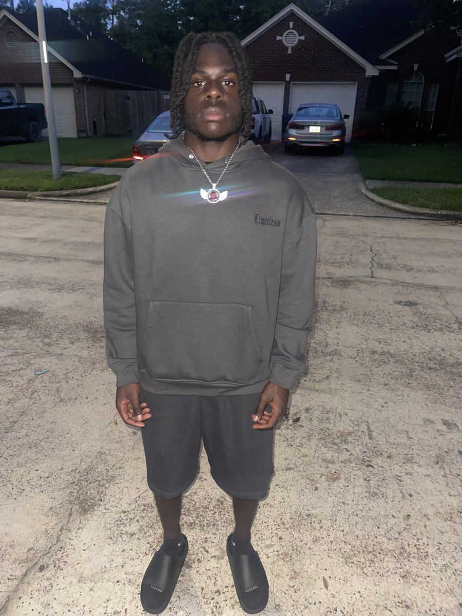 First last day of High School, Lord I thank you in advance for a great senior year, NorthShore Senior High School, be on the look out for 2️⃣ WR early graduate. I’m proud of you Son ‘<a href="/TheDorianBarnes/">Dorian Barnes</a>  go be great 🫶🏽🫶🏽