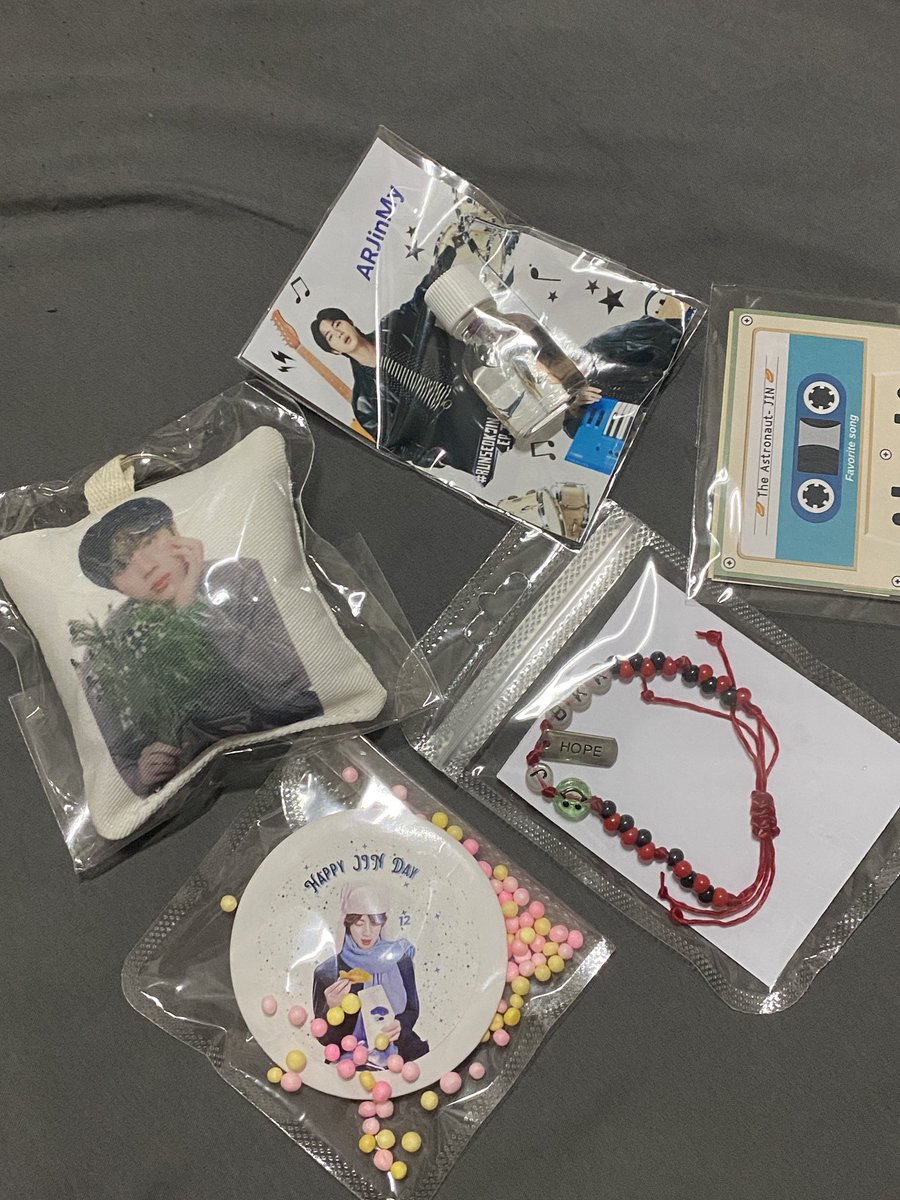 ได้รับกอว.พี่จินแล้วนะคะ แต่ละชิ้นคือน่ารักและสวยมากๆเลย ขอบคุณสำหรับกอว.และกิจกรรมดีๆนะคะ💜
 #arjinmyforyou