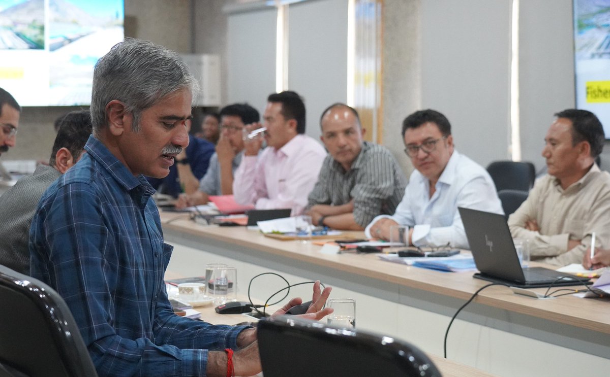 lg_ladakh's tweet image. Hon'ble Lt Governor Shri @KavinderGupta chaired a review meeting at LG Secretariat, Leh, with Secretary Rudra Gound P.T., IAS, and senior officials from the #Industries &amp;amp; #Commerce Department, #Sheep Husbandry Department and #Animal Husbandry Department &amp;amp; Fisheries.