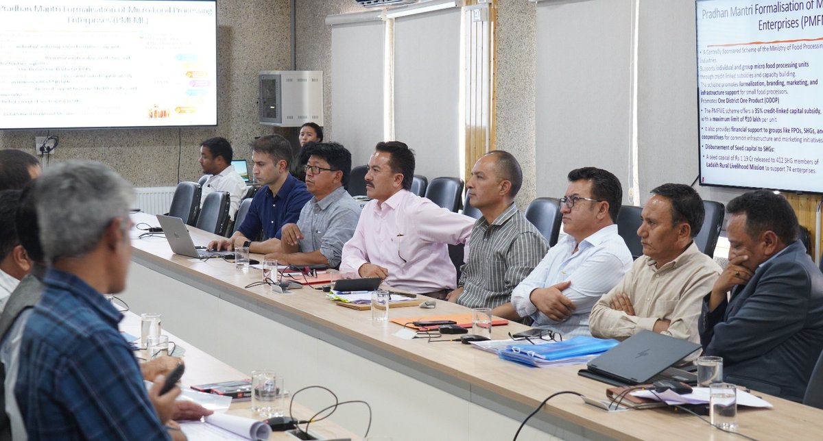 lg_ladakh's tweet image. Hon'ble Lt Governor Shri @KavinderGupta chaired a review meeting at LG Secretariat, Leh, with Secretary Rudra Gound P.T., IAS, and senior officials from the #Industries &amp;amp; #Commerce Department, #Sheep Husbandry Department and #Animal Husbandry Department &amp;amp; Fisheries.