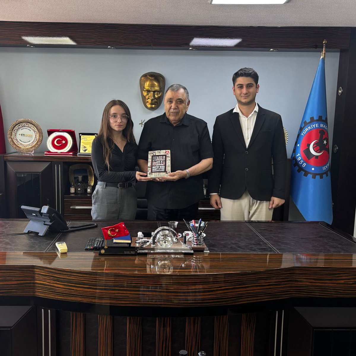 İl Başkanımız Mirza Çelik ve beraberindeki heyetimiz Maden İş Genel Başkanı Nurettin Akçul’u ziyaret etti.

Yaklaşan yaz kampımızın hazırlık sürecini paylaştık. “Faili Belli” kitabımızı kendilerine takdim ettik.

Bizlere gösterdikleri misafirperverlikleri için teşekkür ediyoruz.