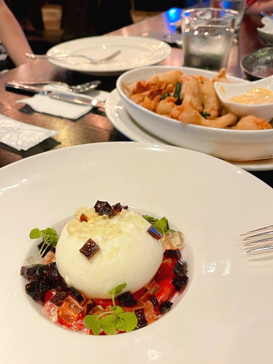 落ち着いた雰囲気の中で贅沢なディナー🍷✨
美味しいお肉とパスタで至福のひととき🥩🍝💖
最高の夜を楽しんでいます😊🌙