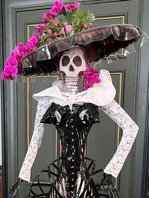 EmbMexBelgicaUE's tweet image. 💚🤍❤️Gracias al artista conceptual Javier Ávila y el creador de alta costura Ronald Rizzo, por representar a esta Embajada y a todos los #mexicanos participando en el #flowertime de #Bruselas 2025 ¡No te lo pierdas! #GrandPlace #HôteldeVille @cultura_mx @SRE_mx @IME_SRE