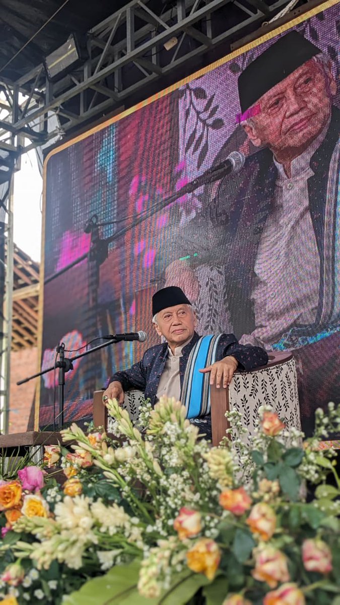 aminalarif's tweet photo. Alkisah sandal Kyai hampir raib ditengah ratusan sandal jamaah, adalah cerita yang mengantar santri bodo diindahkan oleh junjungannya; Guru terkasihnya.

Penggalan cerita yang terpatri didalam hati sekaligus ingatan, bahwa duko guru sekalipun adalah barokah doa bagi santri. https://t.co/l7YjxFNDvL