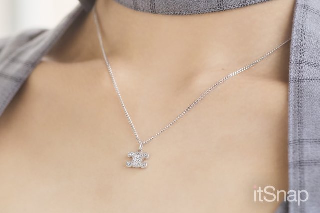 本日19:00公開✨

夢華ののサン・桜美林大学三年21歳(165cm)

秋のはじまりに着たい♡　
甘すぎないグレーの“きちんとガーリー”

🐘アイテムピックアップ🐘

————————
◆チェック柄スクエアネックプリーツワンピース :
約¥12,000 / BUBBLES

◆ツイストハンドルバッグ:
 / GANNI