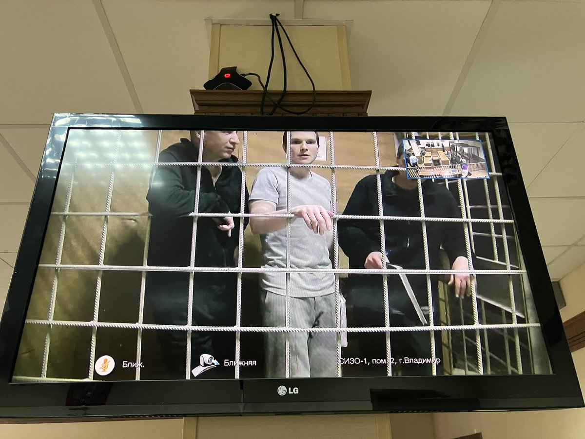 22 сентября Вадиму Кобзеву, Леше Липцеру и Игорю Сергунину, которые уже получили адские сроки, запросят новые, бóльшие. Только за то, что они были адвокатами Навального. 

Пожалуйста, давайте напишем им письма со словами поддержки