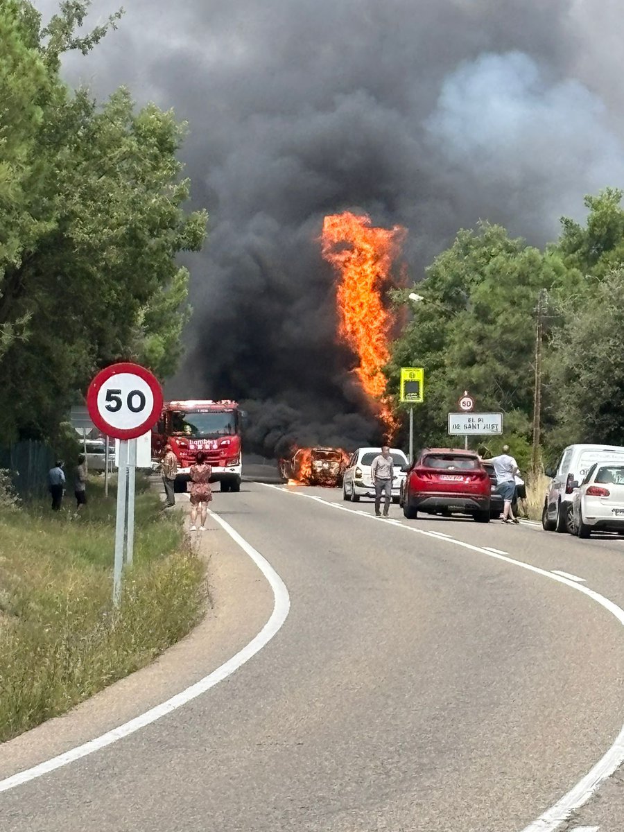 Controlat l'incendi d'un vehicle a la C-55, a l'entrada sud del Pi de St. Just, en terme de Clariana de Cardener. Tot i que ha agafat una mica a la vegetació lateral, s'ha pogut estabilitzar amb rapidesa #Solsonès