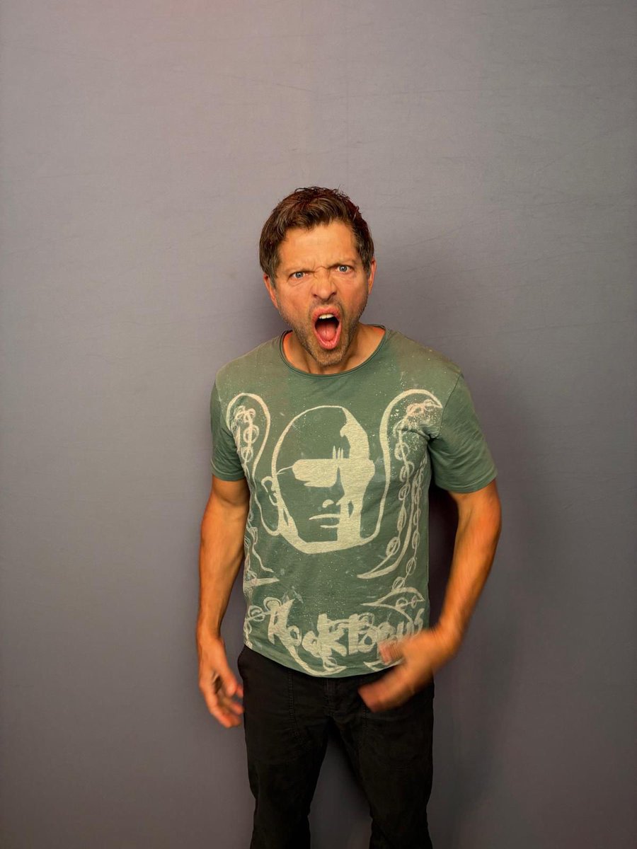 .<a href="/mishacollins/">Misha Collins</a> spotted causing mayhem at Comic Con Wales 😇 who’s excited for .<a href="/ftlofantasy/">For The Love Of Fantasy</a> !