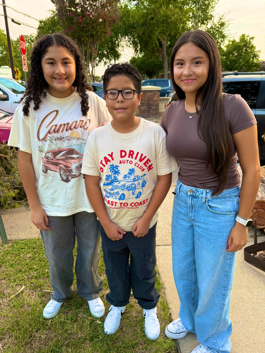ViriG1004's tweet image. #RISDfirstDay was a great day for all three of these kids! A day full of excitement, happiness, and a tad bittersweet knowing this is my senior’s #LastFirstDay. 5th, 8th and 12th grade here we go! 💗