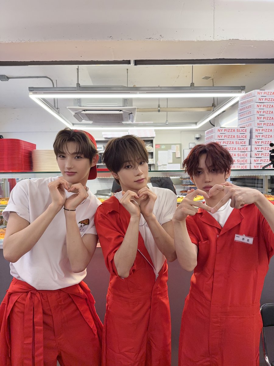idntt_cosmo's tweet photo. 📸 250813 #find_idntt_in_SEONGSU

팬분들과 함께해서 행복한
덴자님들 전원 아룰라라 가는 중…🪽

#idntt #아이덴티티 #アイデンティティ
#YouNeverMet #던져_Storm #BOYtude
#unevermet https://t.co/EhDBXcHSFE