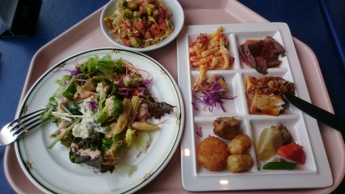 Marco__Gourmet's tweet photo. 2015/10/17
幕張アパホテルの最上階にあるスカイクルーズ幕張のランチビュッフェ。
よほど野菜が美味しそうに見えたんでしょう。サラダもりもり。
左上のパスタはライブキッキンで、シェフが大きなチーズの器の中で麺と具材を混ぜてくれてた記憶。
最近はどんなかわからないけど、また行きたいな。 https://t.co/wy6PE6Z8o0