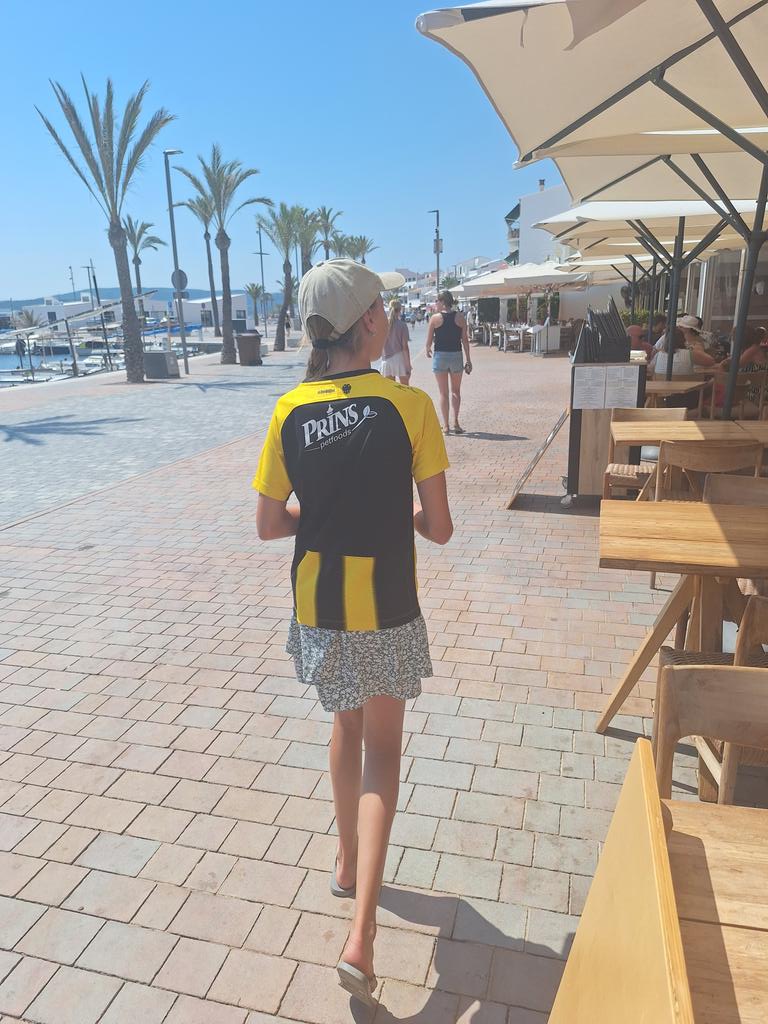 Hij zou en moest mee op vakantie. #Vitesse #4ever 💛🖤