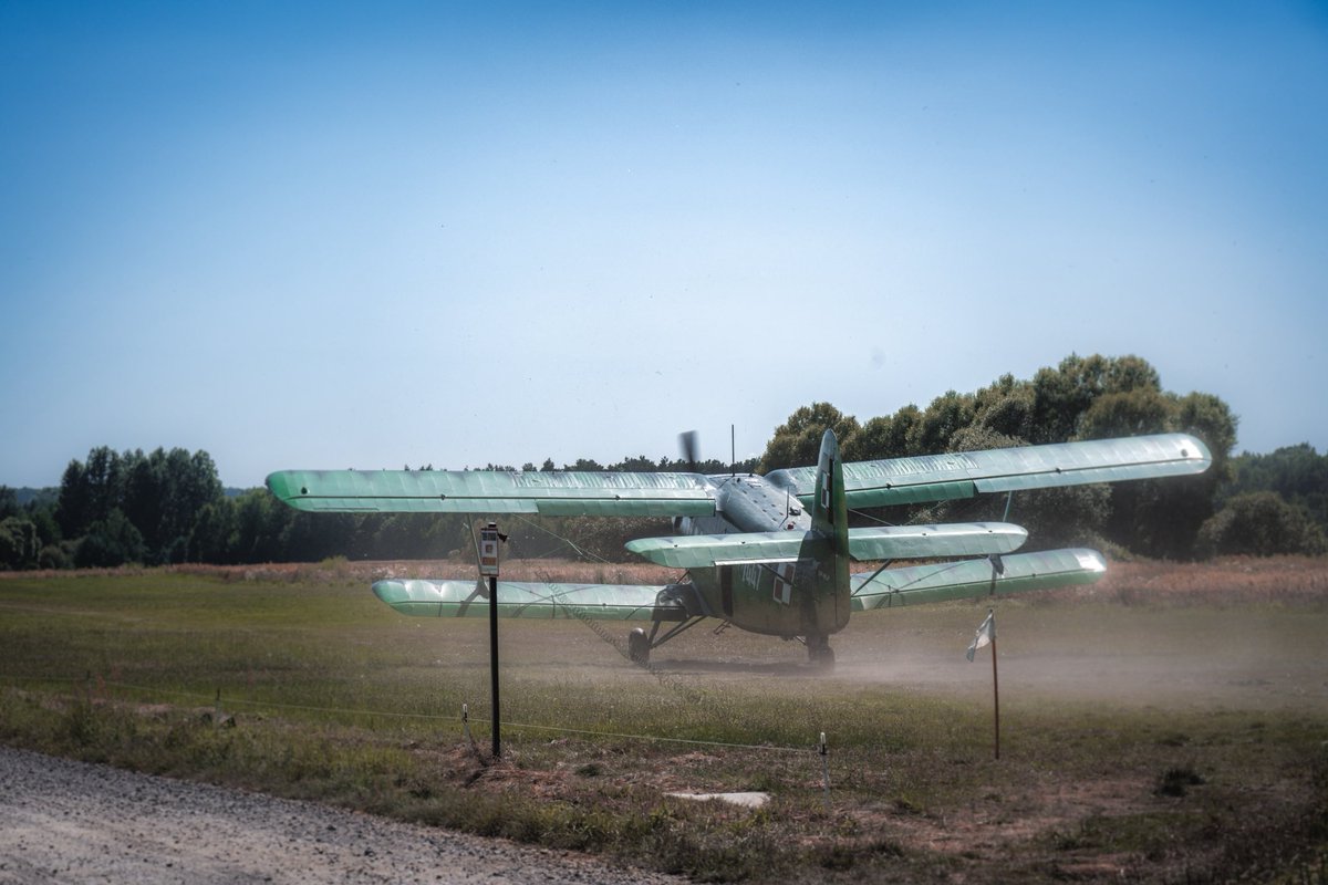 Przygotować się do skoku 🫵🪂…

13 sierpnia 2025 r. żołnierze 6 Brygada Powietrznodesantowa im. gen. bryg. Stanisława Sosabowskiego wykonali skoki spadochronowe na zrzutowisko na terenie Pustyni Błędowskiej.

Szkolenie spadochronowe w #6BPD nie zwalnia.🤝

📸 Dawid Cisło