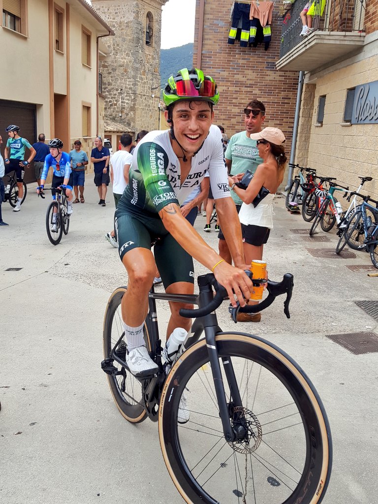 La sonrusa del.ganador en Ayegui <a href="/danicepa_/">Dani Cepa</a>  <a href="/FilialCajaRural/">Caja Rural-Alea</a>  #Ayegui