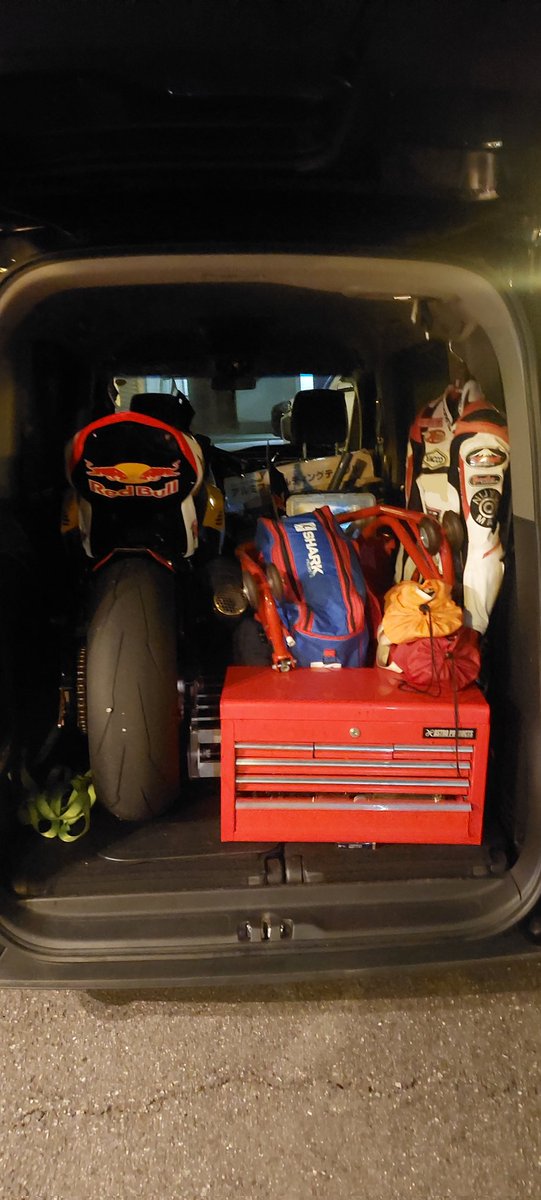 99rr_r45018's tweet image. 準備完了。
#cbr1000rrr
#REPSOL 
#レプソル