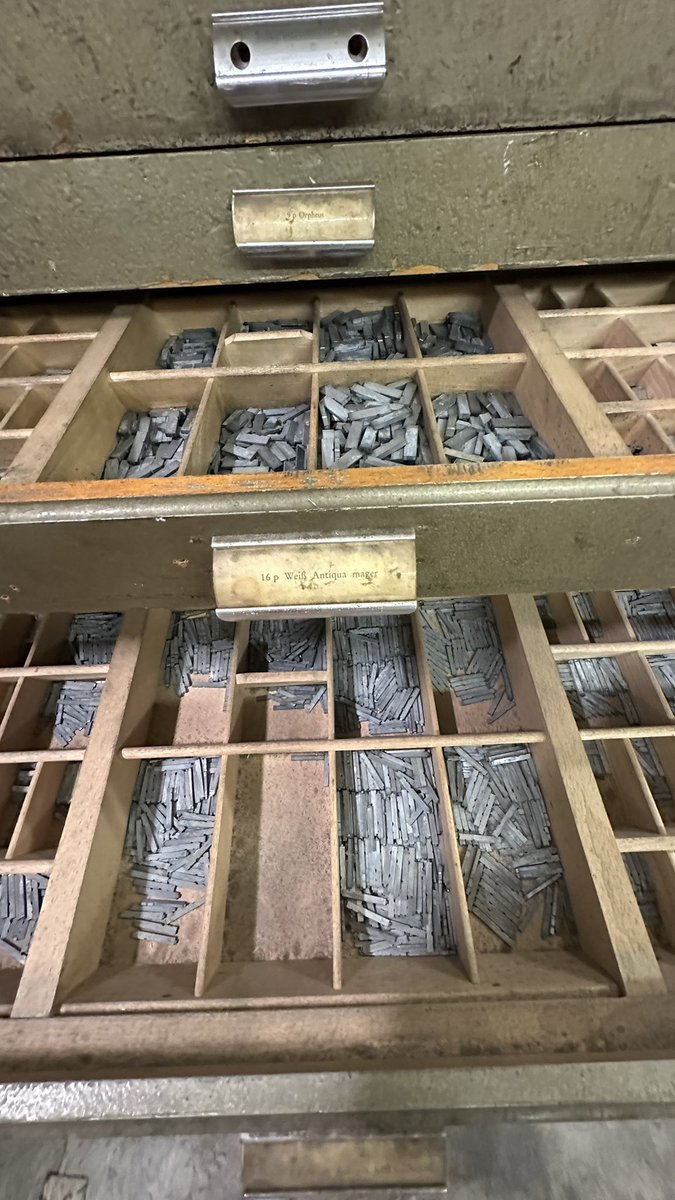 Kaddi777's tweet image. In the past, a lot of work was done with lead type. It was an important component for printing companies! 📖📚📗📘📙📚

#print #drucken #lead #blei #type #satz #pirol #pirolprintinghouse #karin_dinter #Karin