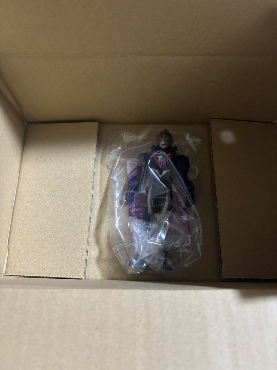 ギルアークギャラクシーアーマーのソフビが届いたけど…
大きな箱の中に1体だけ😂
#ウルトラマンアーク 
#ソフビ