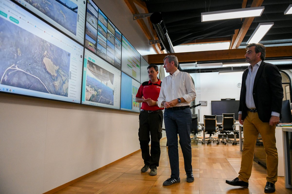 No Centro de Coordinación contra os Incendios seguindo a última hora da evolución dos lumes e o incansable traballo dos equipos de extinción.

Galicia vive unha situación complicada. Debemos ser prudentes, concentrar todos os esforzos e non baixar a garda