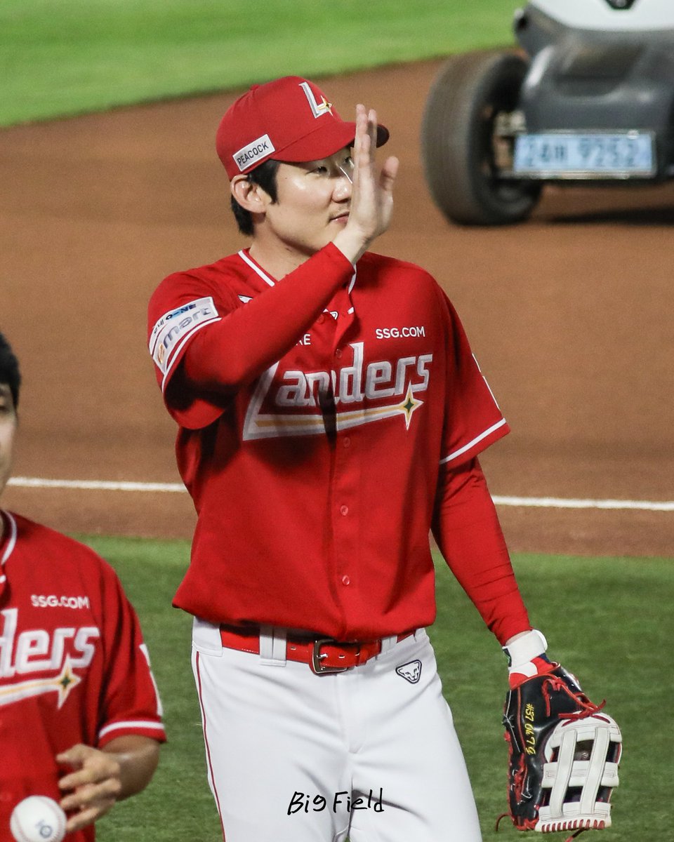 클타 때 몸 풀고 들어오다가 유안이랑 가족들 발견하고 인사하는 태곤
.
.
250808 사직
#오태곤