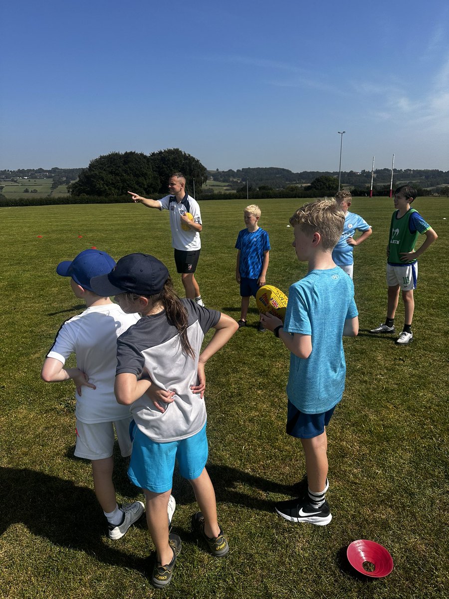whiteroserugby1's tweet photo. A massive thank you to former GB Aussie Rules player and @LLSonline staff memeber @whites293 for introducing a new sport to our eldest attendees on our #Bradford #HAF2025 camp! @educationgovuk @bradfordmdc 

What a great morning in the sun at @BaildonRUFC #activeholidays https://t.co/7bHYZDslYN