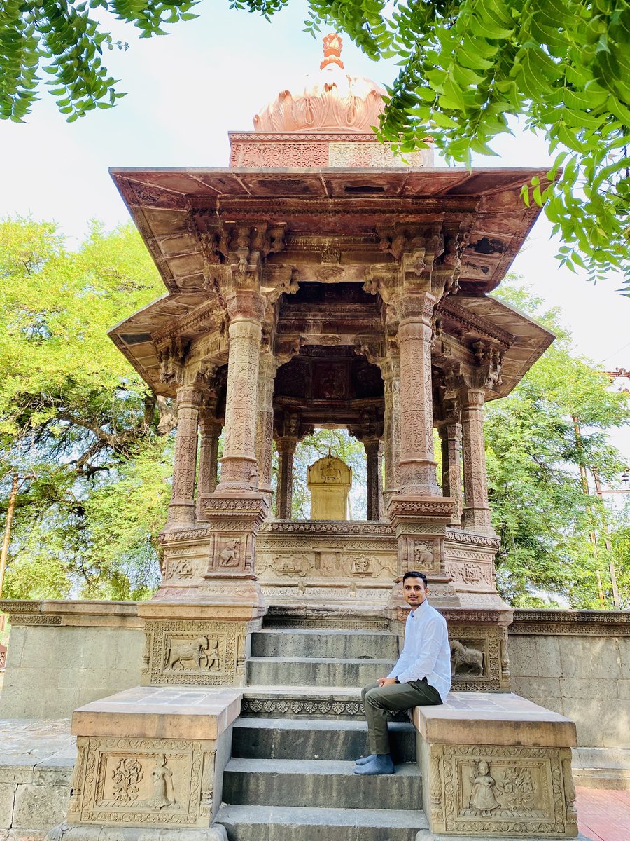 राजवंस नैं राखियो, स्यांम धरम मरुदेस।
बदळा में राखी नहीं, दो गज धर दुरगेस।

रुद्र रूप रण रीठ में , सब सूरा सिरमौड।
मिणीय माय सुमेर ज्यूँ , रंग दुरगा राठौड।

#दुर्गादास_राठौड़_जयंती