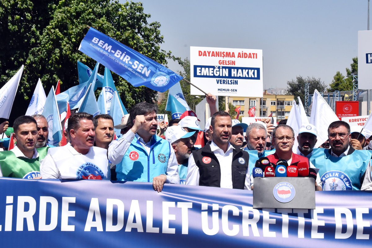 Bem_Bir_Sen's tweet photo. Milyonlarca Memur ve 
Memur Emeklisini kapsayan 
8.Dönem Toplu Sözleşme’de 
Kamu İşveren Heyeti’nin sunduğu ve gelirde adalet, ücrette denge sağlamayan #YetersizTeklifeHayır demek için Çalışma ve Sosyal Güvenlik Bakanlığı önünde eylem gerçekleştirdik.
Gelirde adalet, ücrette hakkımızı istedik…

#YetersizTeklifeHayır