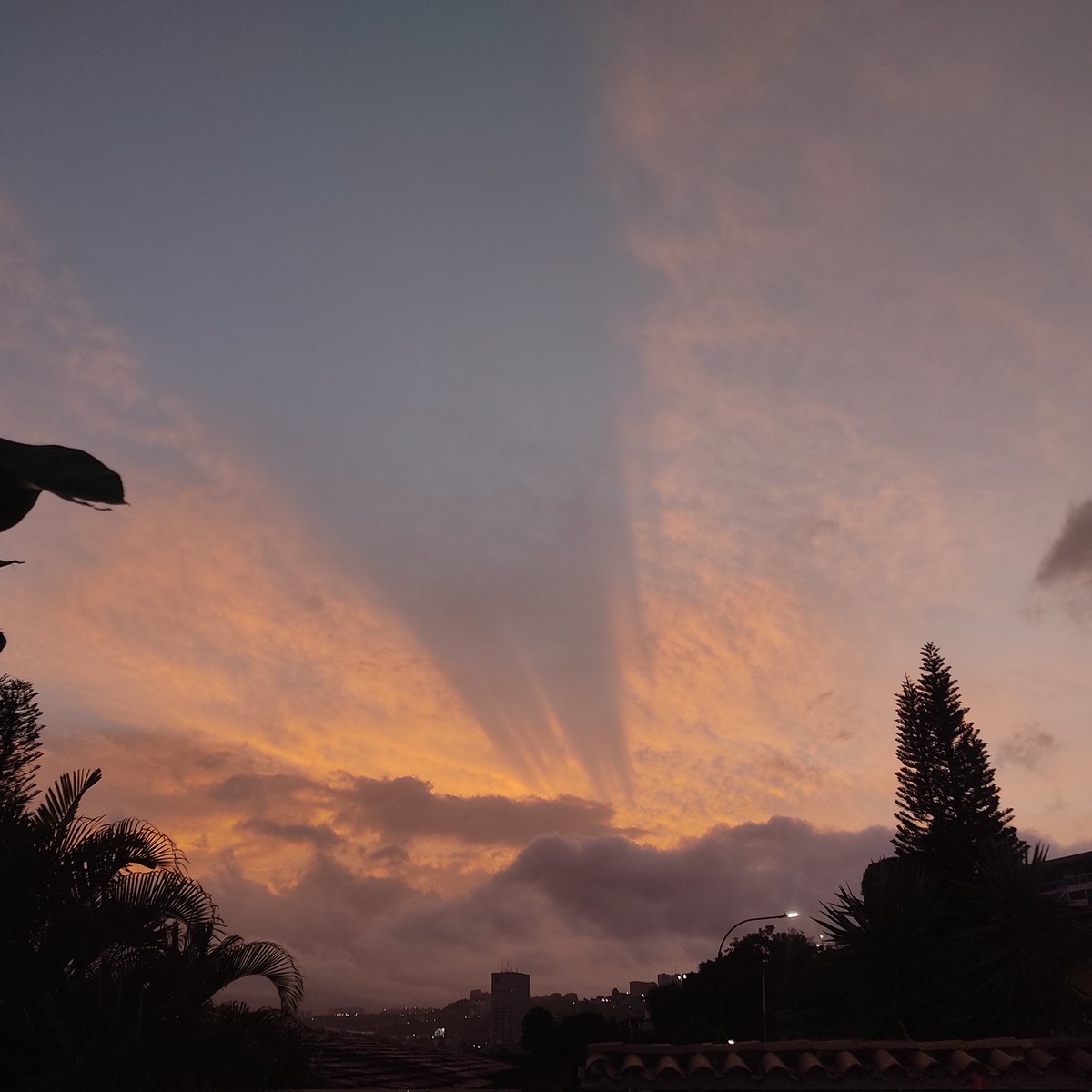 <a href="/Meteovargas/">Luis Vargas</a> Amanecer en el Sureste de Caracas 6:15 am