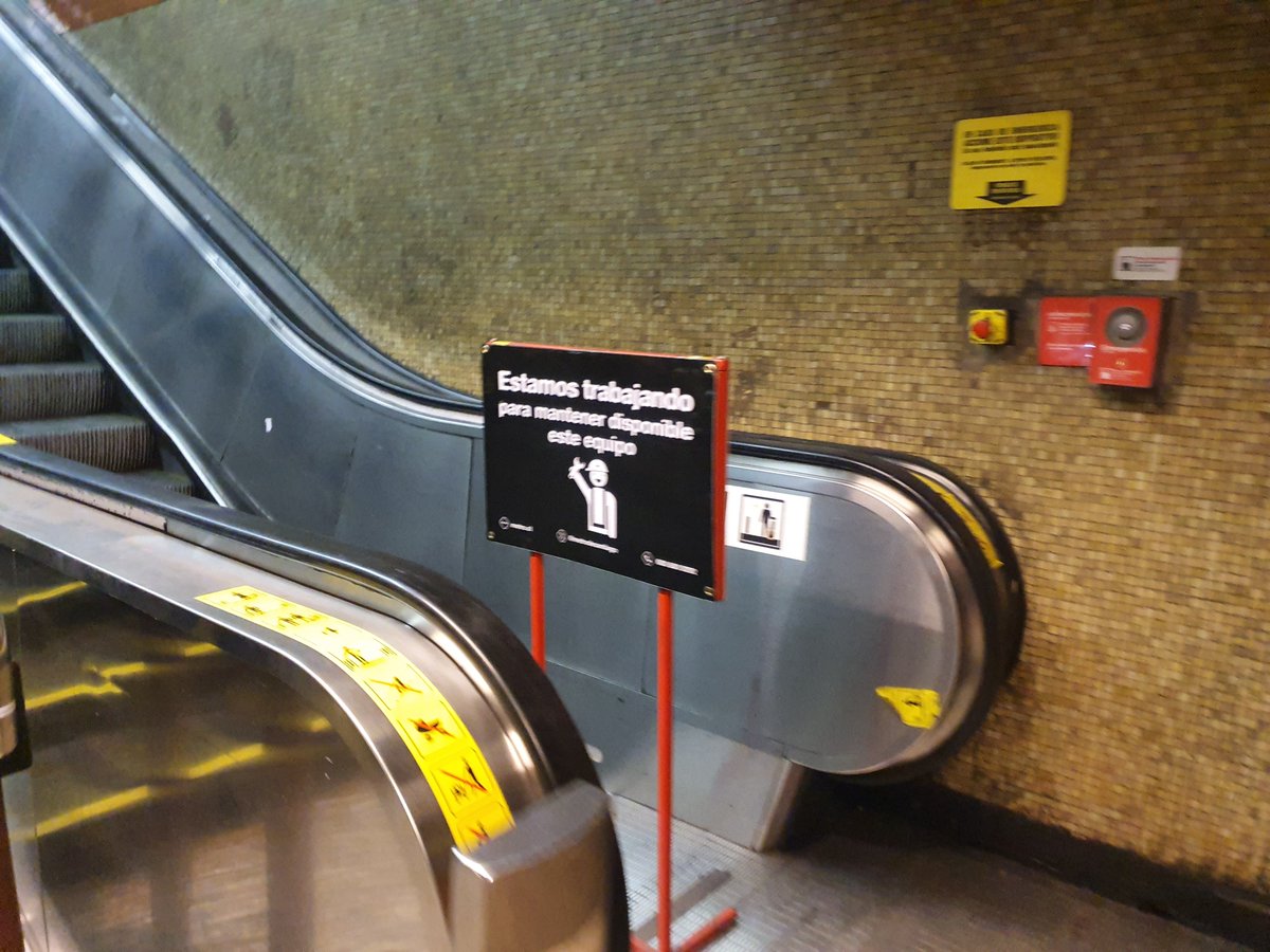 _AnDy_plop's tweet photo. @metrodesantiago la escalera mecánica de estación los héroes lleva más de 1 mes en "reparación" Favor arreglar pronto, sobre todo para las personas de 3era edad y con movilidad reducida https://t.co/Wuw5YAfEWf