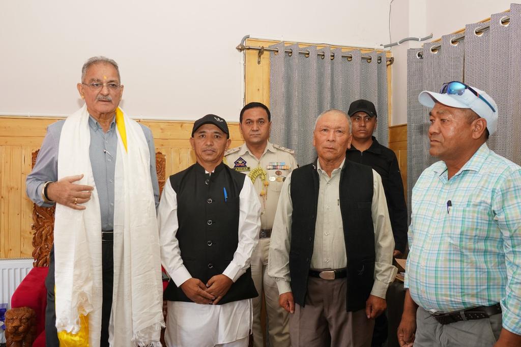 lg_ladakh's tweet photo. A delegation led by Shri Padma Dorjay, Councillor of the Stakchey Khangral Constituency, #LAHDC-Kargil, called on the Hon’ble Lt Governor, Shri @KavinderGupta, at the LG Secretariat #Leh. https://t.co/8axZCLXsYy