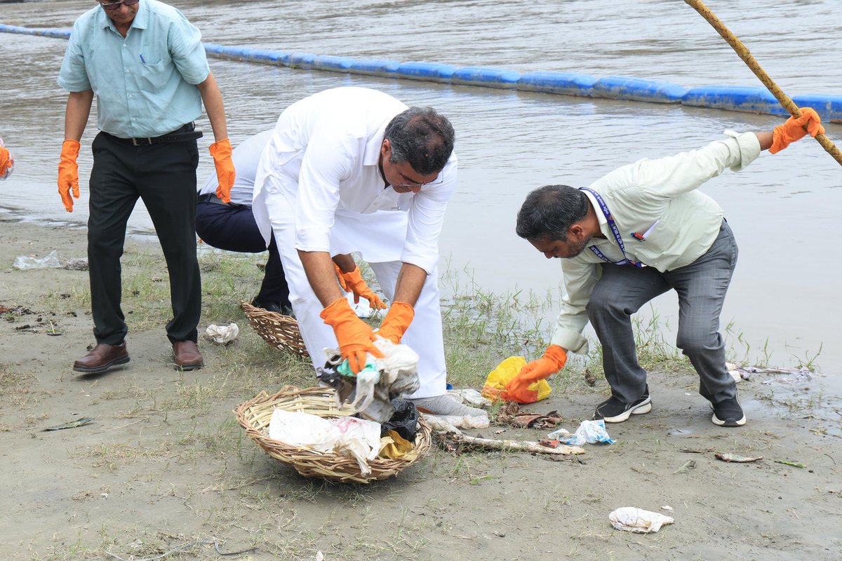 Parvesh Sahib Singh (@p_sahibsingh) on Twitter photo मुख्यमंत्री श्रीमती <a href="/gupta_rekha/">Rekha Gupta</a> जी के #SwachhtaChallenge को स्वीकार करते हुए, आज मैंने यमुना घाट पर स्वच्छता अभियान में सक्रिय रूप से हिस्सा लिया।
यमुना हमारी जीवनरेखा है — इसकी स्वच्छता सुनिश्चित करना हर नागरिक का नैतिक कर्तव्य है।
अब मैं #SwachhtaChallenge को आगे बढ़ाते हुए मुख्यमंत्री श्रीमती <a href="/gupta_rekha/">Rekha Gupta</a> जी के #SwachhtaChallenge को स्वीकार करते हुए, आज मैंने यमुना घाट पर स्वच्छता अभियान में सक्रिय रूप से हिस्सा लिया।
यमुना हमारी जीवनरेखा है — इसकी स्वच्छता सुनिश्चित करना हर नागरिक का नैतिक कर्तव्य है।
अब मैं #SwachhtaChallenge को आगे बढ़ाते हुए