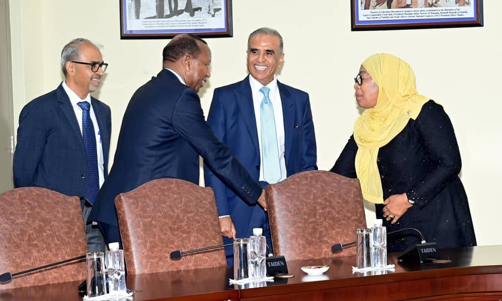 koncept_tv's tweet photo. Rais Samia Suluhu Hassan akiwa kwenye mazungumzo na Mwanzilishi na Mwenyekiti wa Airtel Bw. Sunil Bharti Mittal aliyeambatana na ujumbe wake Ikulu Jijini Dar es Salaam tarehe 13 Agosti, 2025. Kikao hicho pia kilihudhuriwa na uongozi wa Wizara ya Mawasiliano na Teknolojia https://t.co/00VoNzHjfE