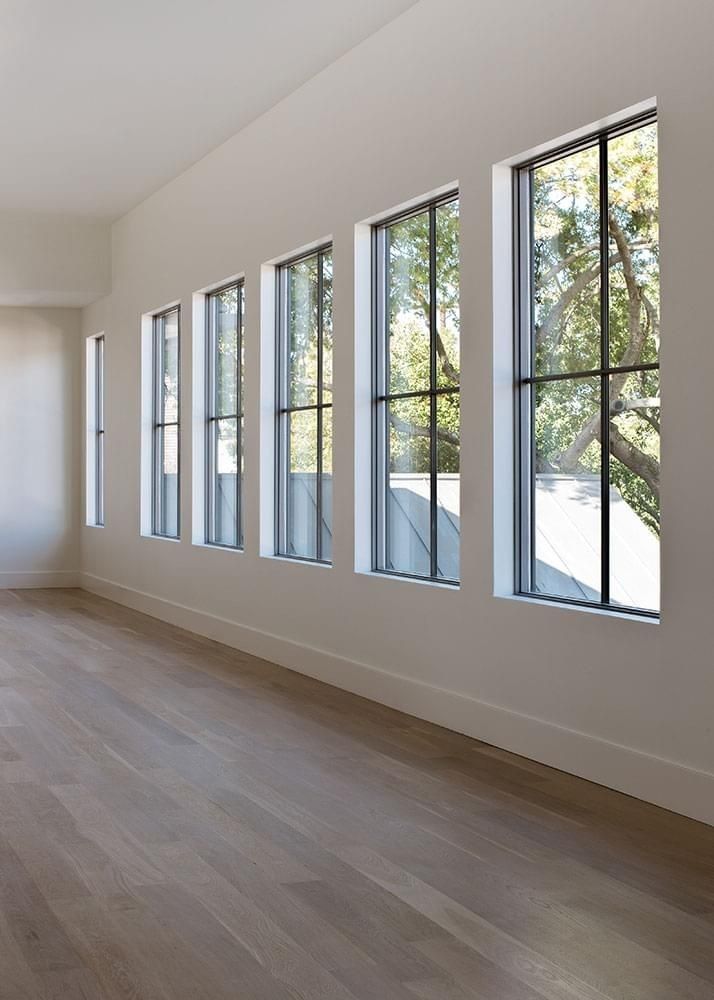 💡 معلومة مهنة
تقسيم النافذة الكبيرة إلى عدة نوافذ طولية بنفس الحجم يتيح تنفيذها بقطاع الألمنيوم السرايا أو السوبر سرايا بدلًا من الاضطرار لاستخدام الاستراكتشر جلال أو الكرتن وول، وهذا يقلل التكلفة.
🔹 سعر المتر في شباك السرايا (أفضل الأنواع): حوالي 500 ريال.
🔹 سعر المتر في