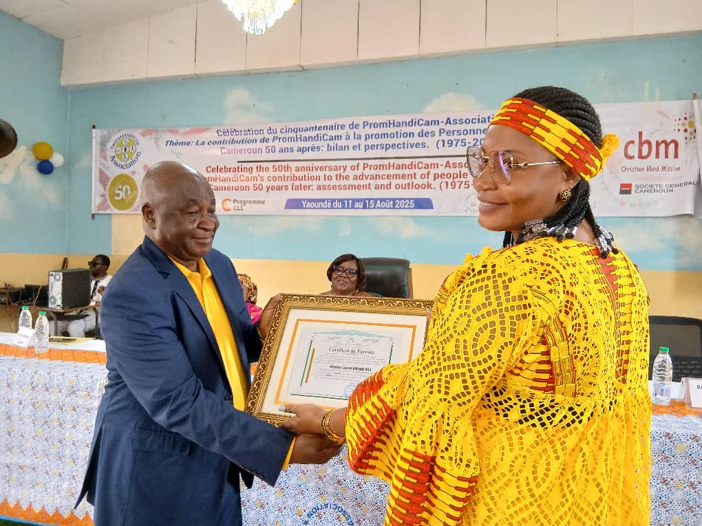RR_IAI_Abanda's tweet photo. Félicitations à M. Paul Bernard Noah, DG de Promhandicam Association, pour son engagement indéfectible en faveur des personnes handicapées.
À l’occasion du cinquantenaire de l’association, 30 bénéficiaires ont reçu leurs attestations de fin de formation en informatique dans le cadre du programme MIJEF 2035 porté par l’IAI-Cameroun 🇨🇲.
#Inclusion #Cameroun #Promhandicam50Ans
