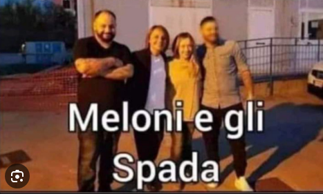 Ecco la foto che certifica che era affiliato ad Hamas.
Quindi con lo stesso metro la Meloni era affiliata ai clan Spada?
 <a href="/Tommasocerno/">Tommaso Cerno</a> sei rincoglionito!