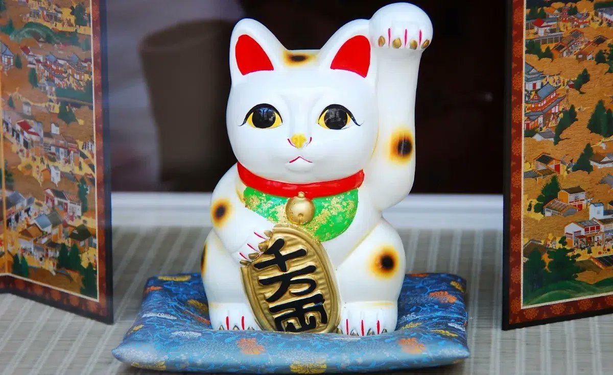 En el siglo XVII, durante una tormenta en Edo, un señor feudal japonés se refugió bajo un árbol junto a un templo. Allí vio un gato que le hacía señas con la pata. Al acercarse, un rayo cayó justo donde él estaba.

Así nació la leyenda del Maneki Neko.

Tira del hilo 🧵👇🏽👇🏽👇🏽