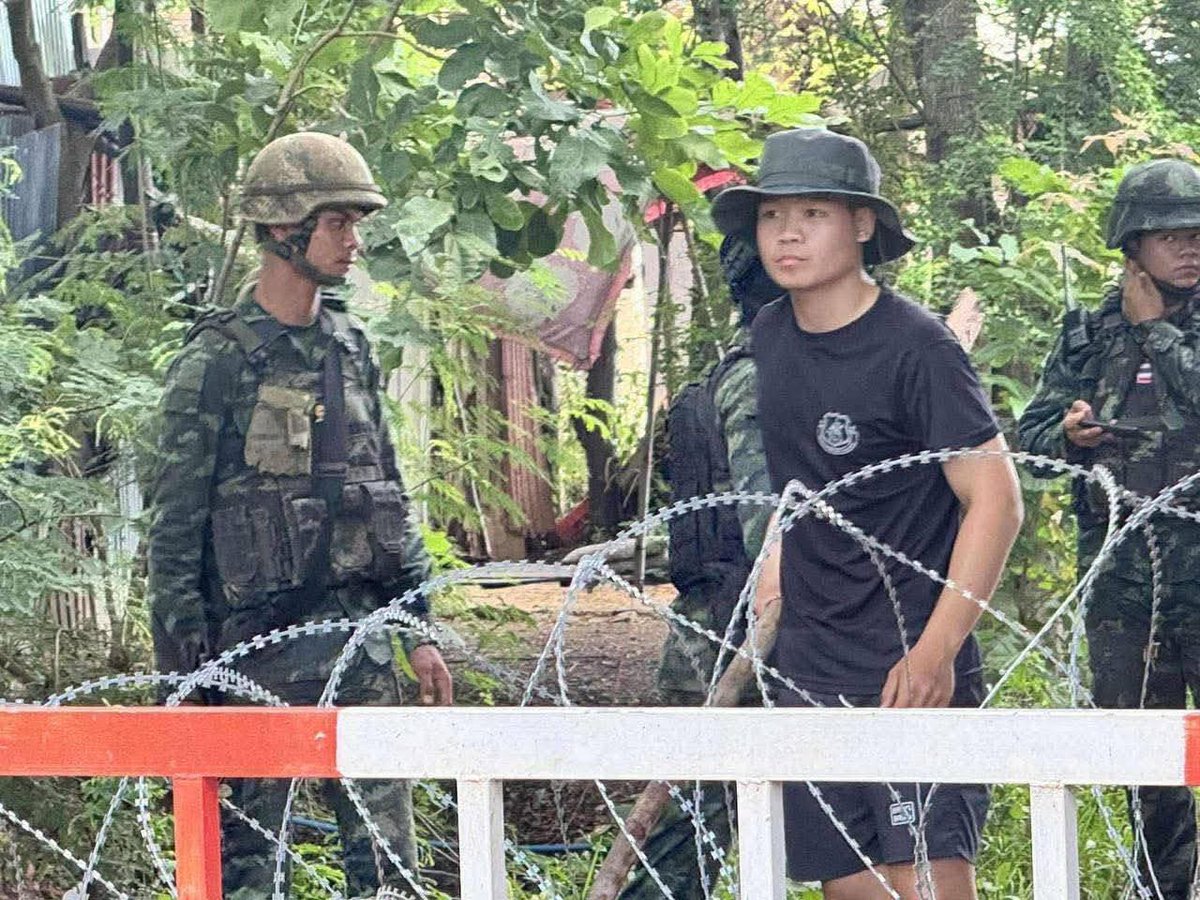 k D M V K M C K C 🇹🇭  វាមិនអោយយេីងបានសុខទេ 😡
នៅភូមិជោគជ័យ ស្រុកអូរជ្រៅ ខេត្តបន្ទាយមានជ័យ ចោរសៀម ចូលមករុះផ្ទះប្រជាជនយើង និង ដាក់បន្លាលួស ពទ្ធ័តាមទំនើងចិត្ត ។