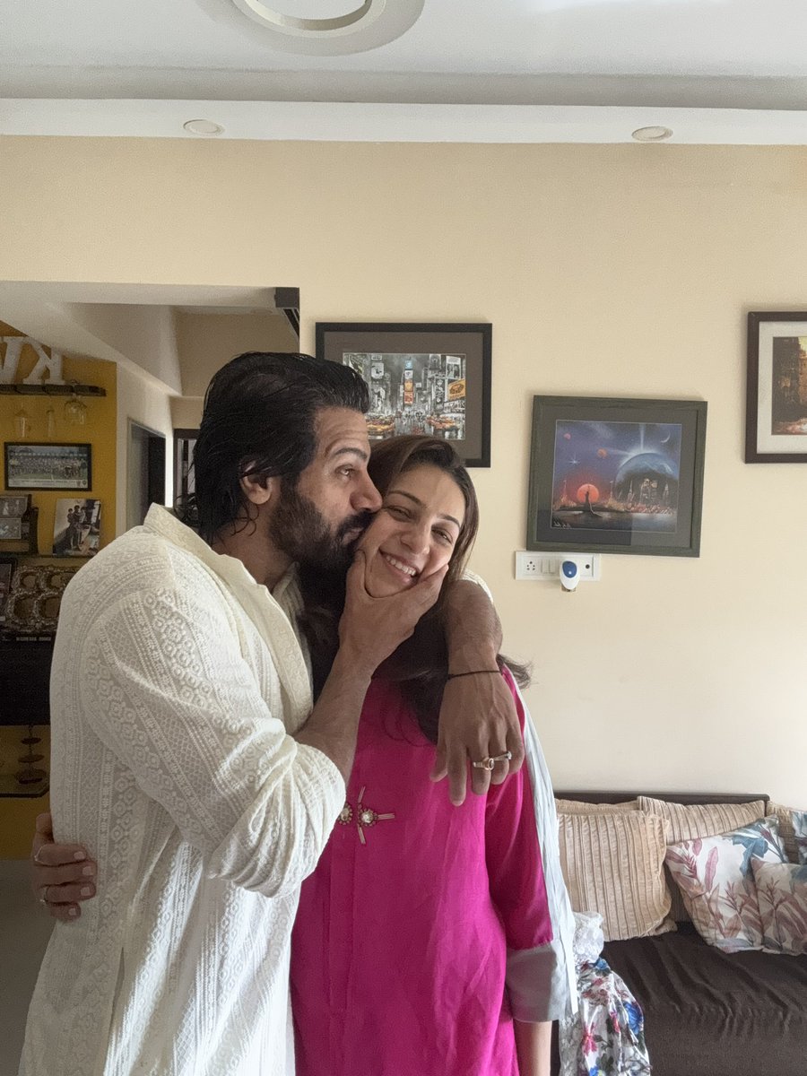 WebduniaHindi's tweet photo. अपनी जान की याद आ रही है, कितना प्यारा राखी सरप्राइज है : करण वीर मेहरा
#KaranVeerMehra #BB18 #KKK14 #winner #TeamKVM #BiggBoss18 @KaranVeerMehra https://t.co/3Eq3YSkOsd