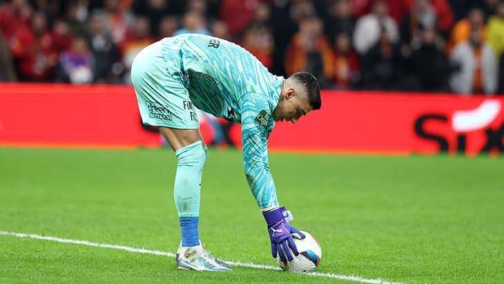 ⚪️🔴
C’est un enfant de loin.
Qui devient N°1. 
C’est Berke Özer. 🇹🇷

Accueillons le de la meilleure des manières ! ⚪️🔴
Je sais pas comment l’expliquer, mais ça a l’air d’être un crack.