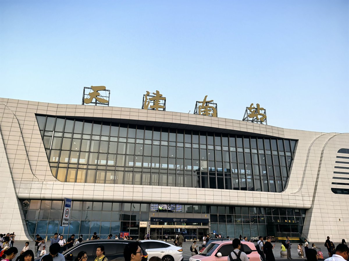 谁在天津呀
出门拍照脚架没带
但是却记得带工具哈哈哈