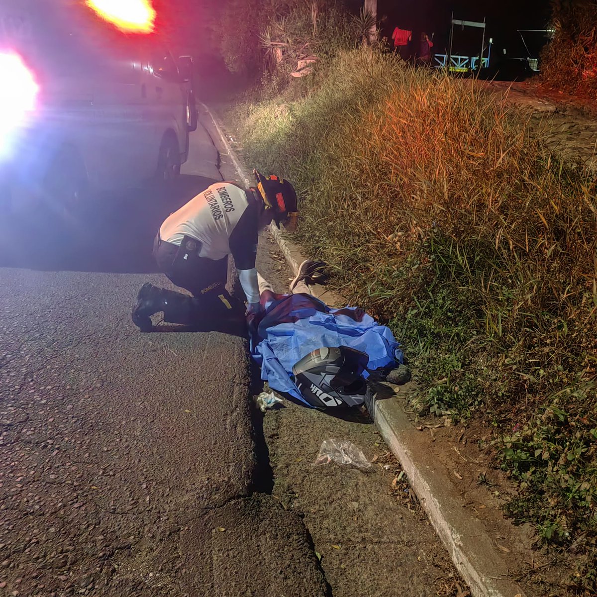 Un ataque armado sucedió en el Km 17.5 carretera hacia San Juan Sacatepéquez.

Bomberos Voluntarios evaluaron a una persona de género masculino, quién quedó fallecido sobre la cinta asfáltica.

La persona fallecida no fue identificada, de aproximadamente 25 años.

Informa: Víctor