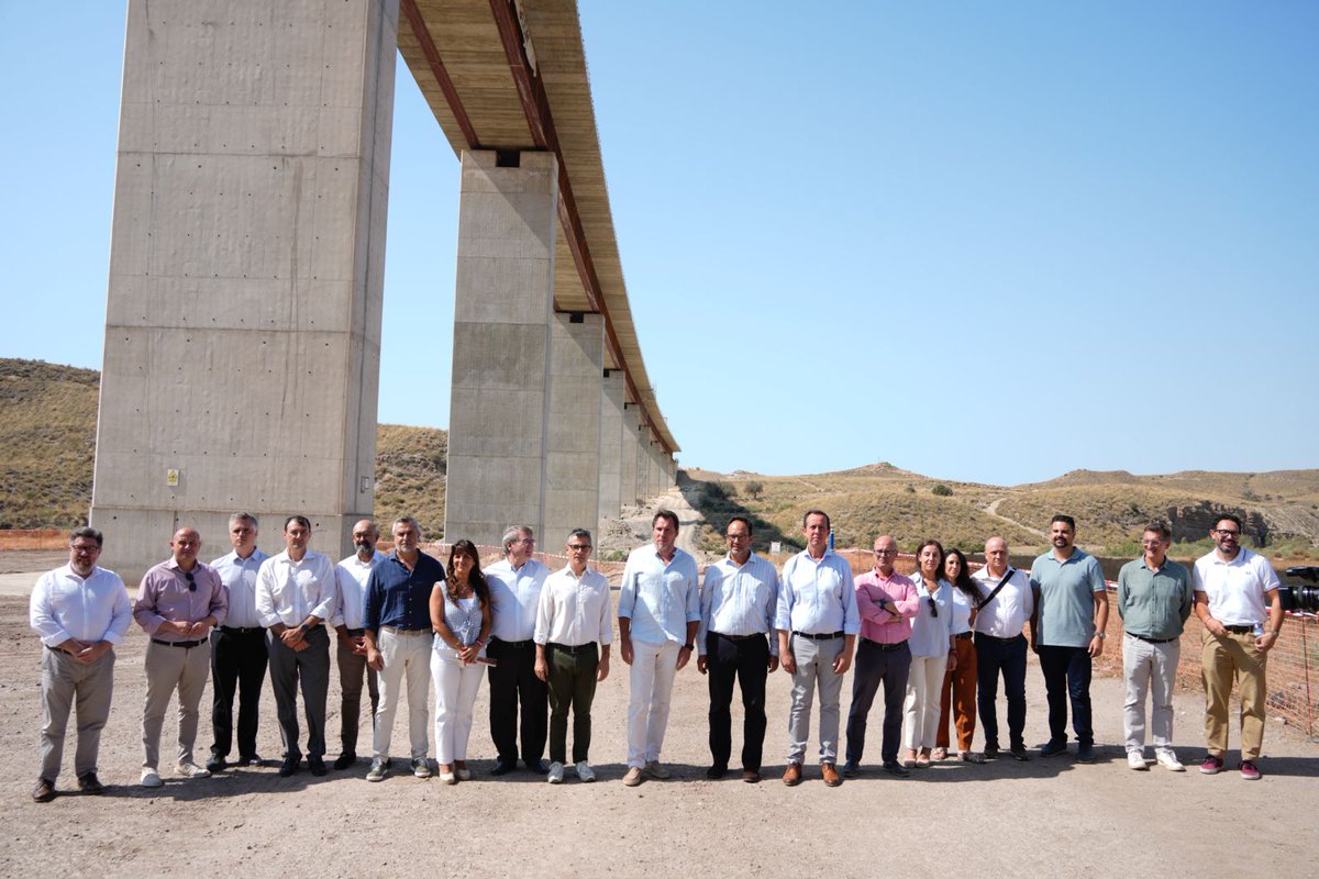 🌉 Con una longitud de 906 metros, 17 vanos y 16 pilas de hasta 40 metros de altura, el de los Feos es el viaducto más largo de los 11 que integran el tramo Los Arejos-Níjar.  

Se ha construido mediante un complejo procedimiento en seis fases sucesivas.